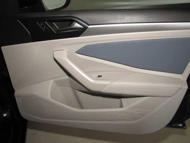 Used 2025 Volkswagen Jetta SE FWD image 21