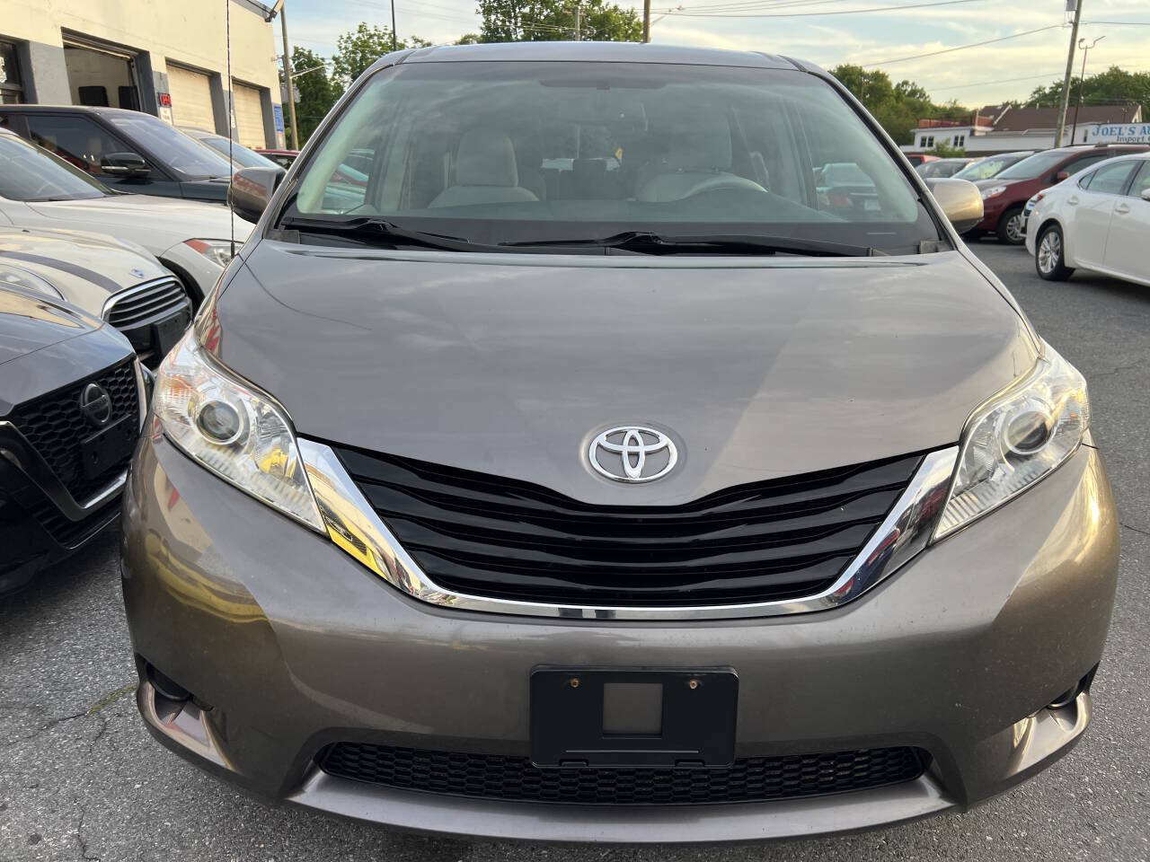 Used 2012 Toyota Sienna LE FWD image 2