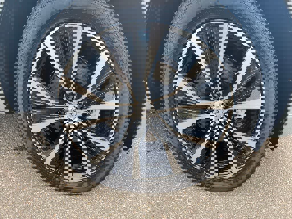 Used 2025 Volvo XC60 B5 Ultra image 12