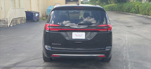 Used 2023 Chrysler Pacifica Touring-L FWD image 6