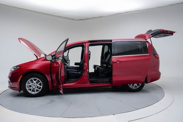 Used 2025 Chrysler Pacifica Select image 18