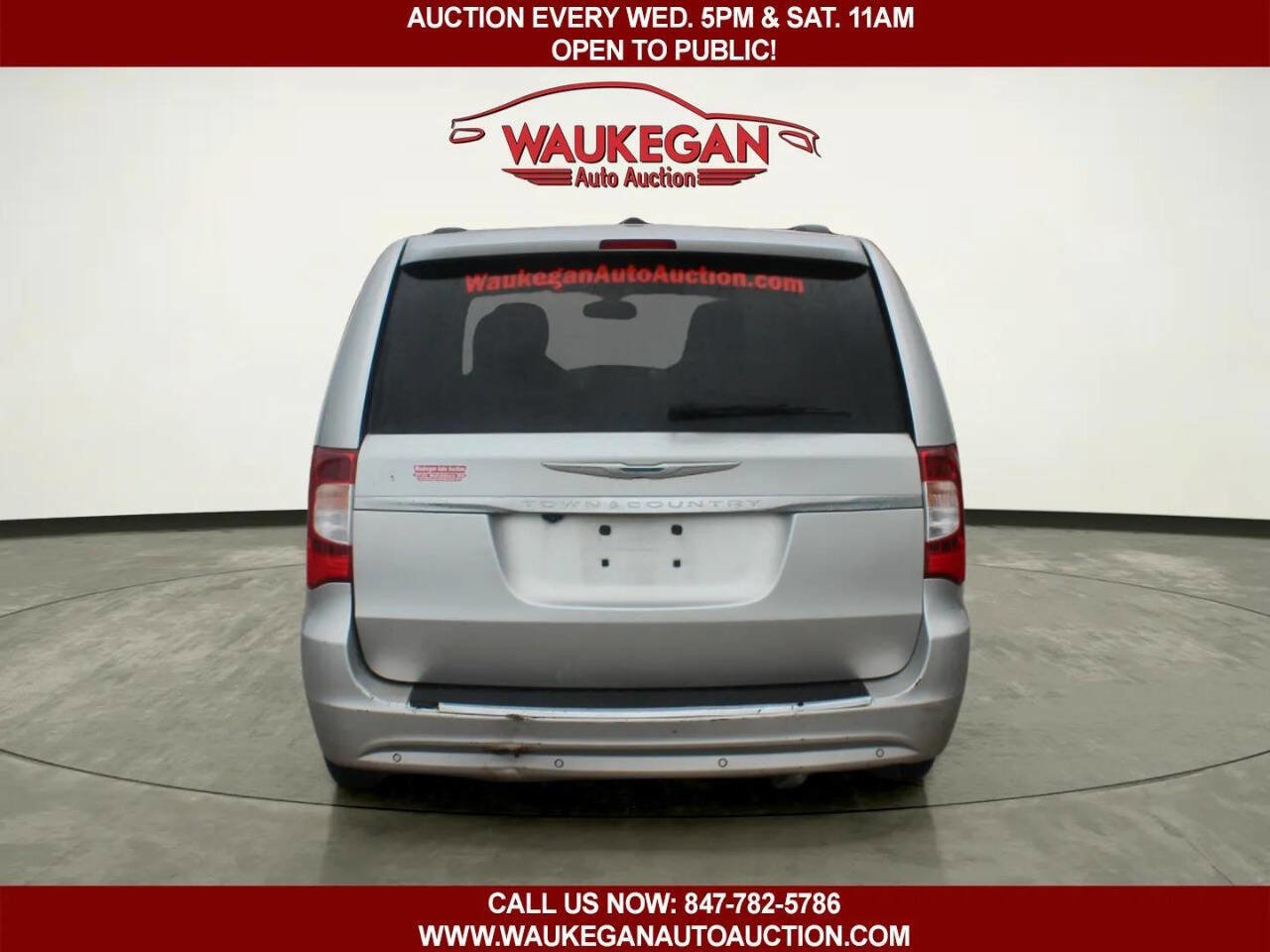 Used 2011 Chrysler Town & Country Touring-L w/ Entertainment Group #2 FWD image 5