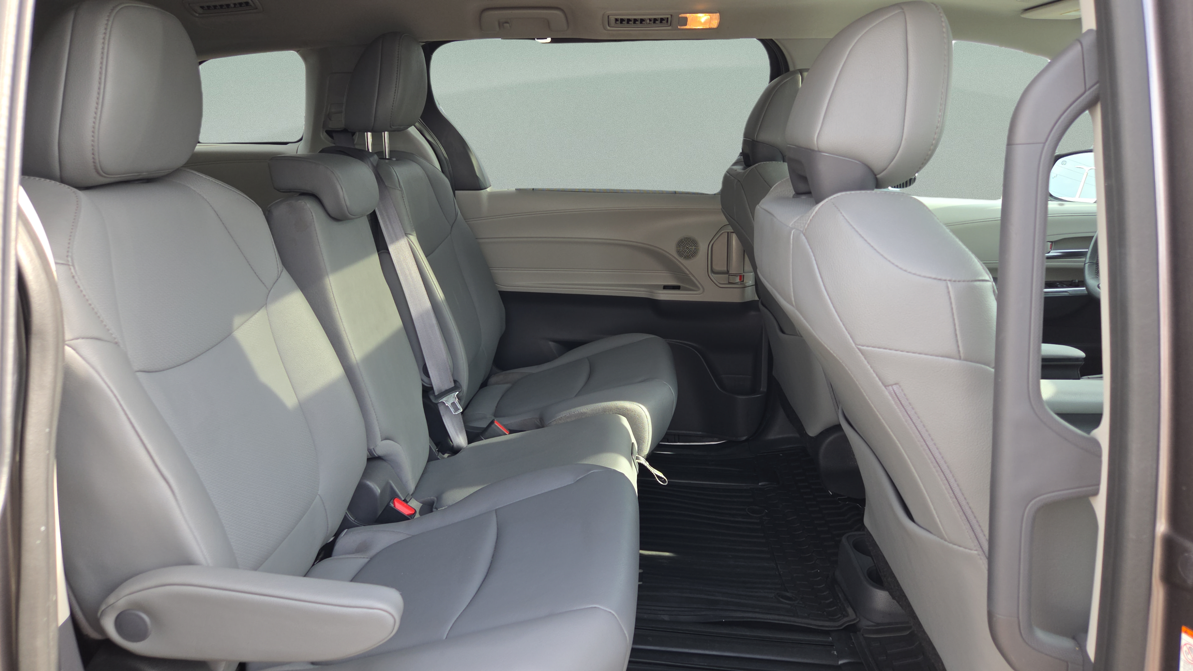 Certified 2024 Toyota Sienna XLE FWD image 18