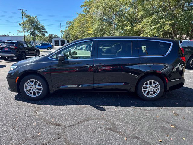 Used 2023 Chrysler Pacifica Touring-L FWD image 5