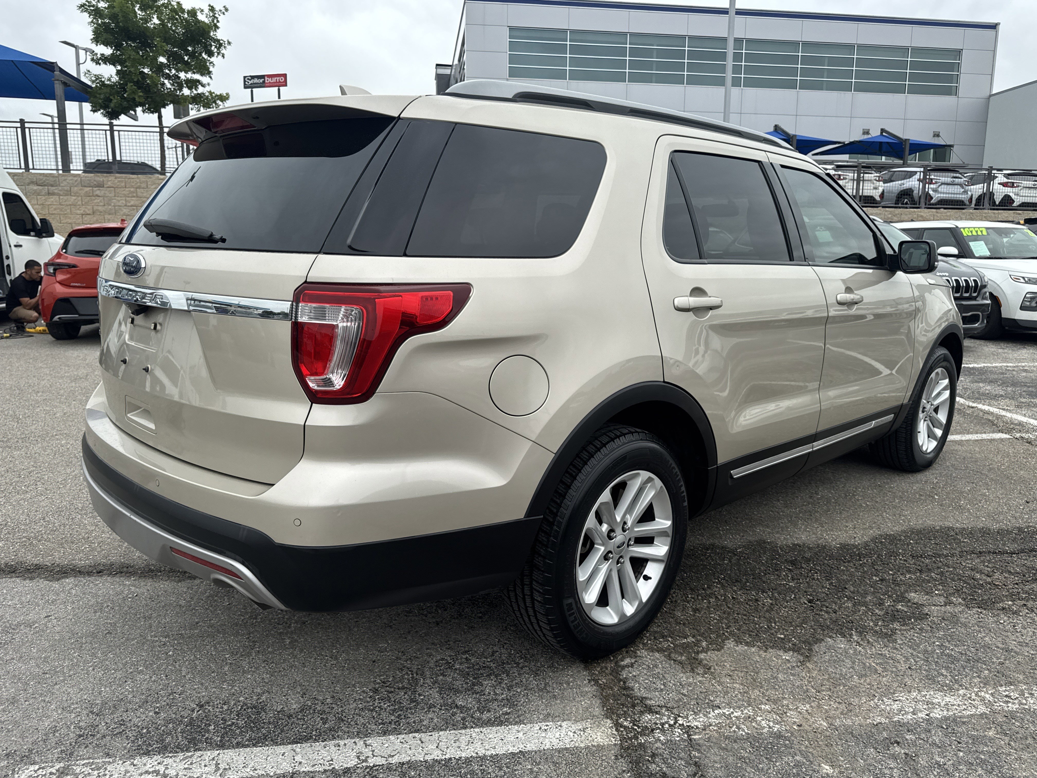 Used 2017 Ford Explorer XLT w/ Equipment Group 201A FWD image 3