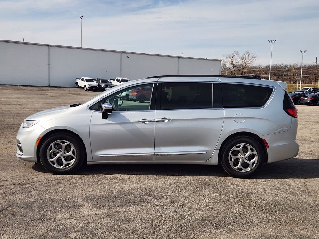Used 2023 Chrysler Pacifica Limited image 4