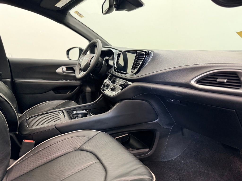 Used 2025 Chrysler Pacifica Limited FWD image 15