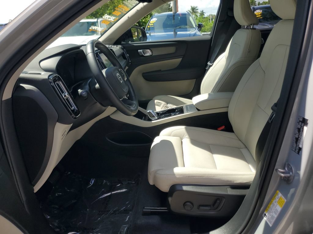 Certified 2024 Volvo XC40 B5 Plus AWD/4WD image 16