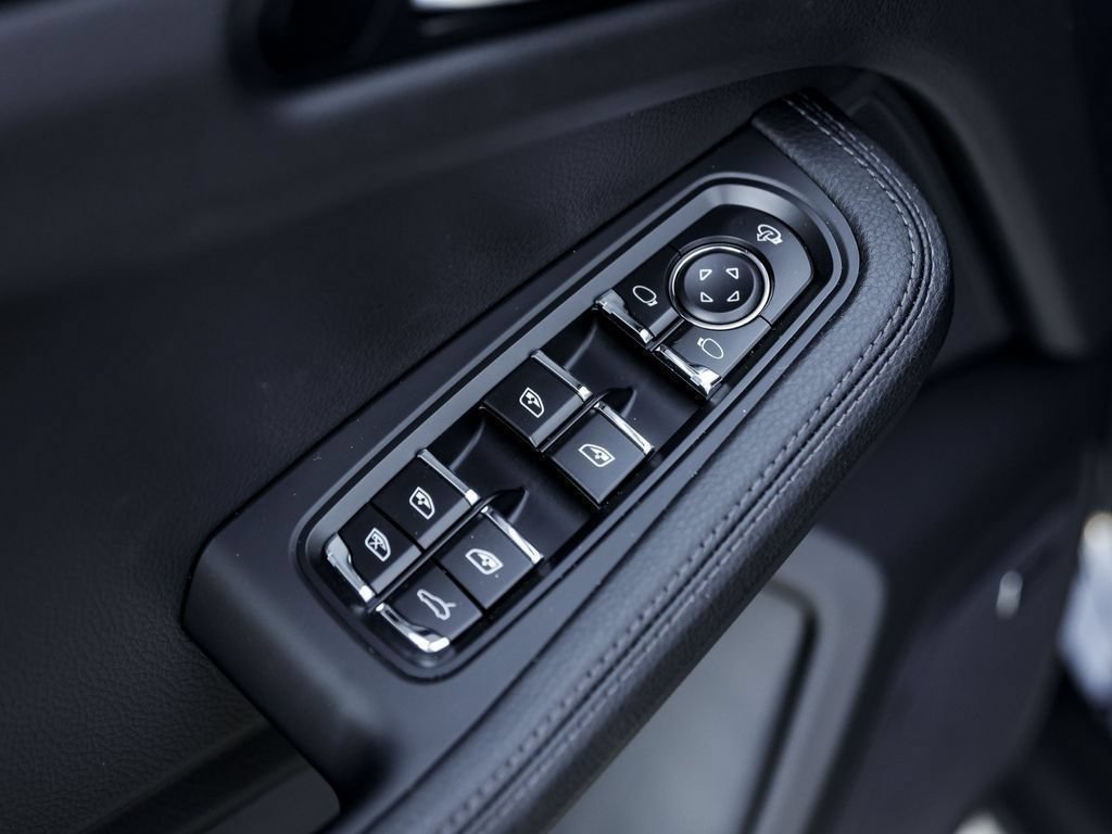Certified 2026 Porsche Macan AWD/4WD image 30