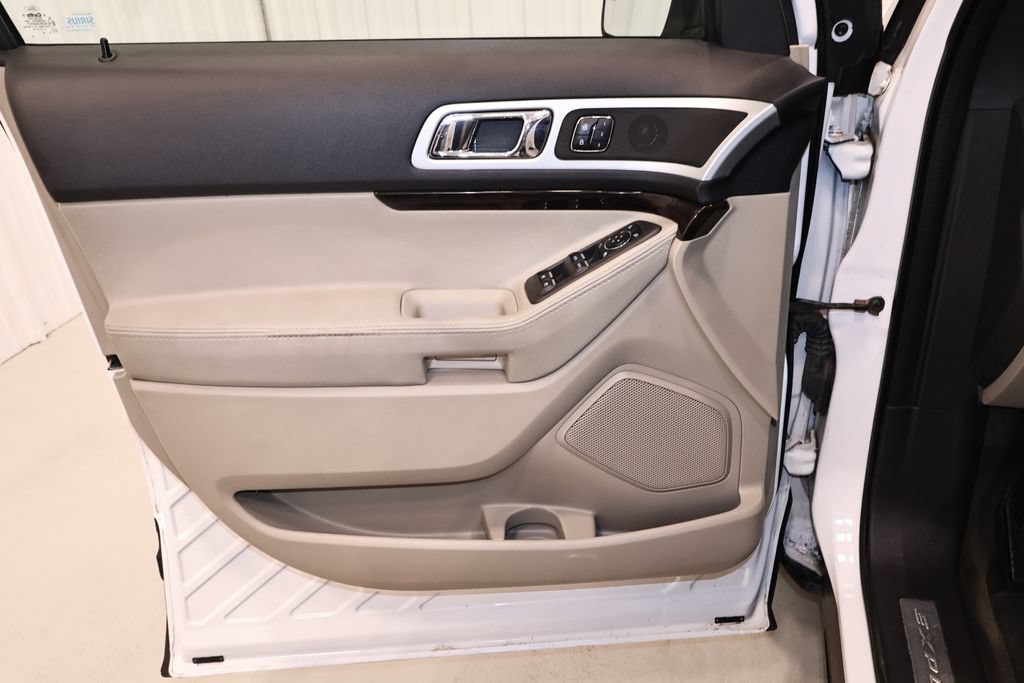 Used 2014 Ford Explorer Limited w/ Equipment Group 301A AWD/4WD image 9