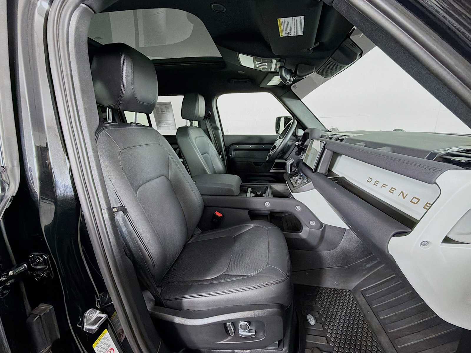 Used 2023 Land Rover Defender 130 SE image 28