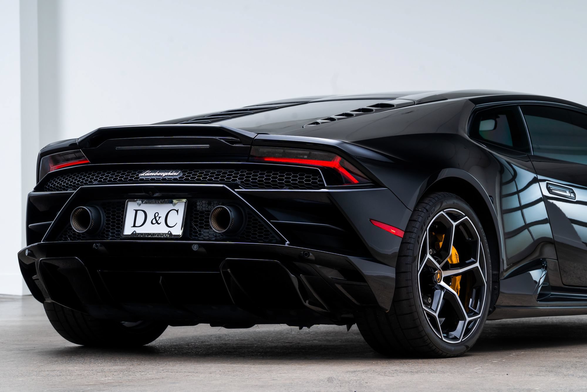 Used 2022 Lamborghini Huracan EVO RWD image 14