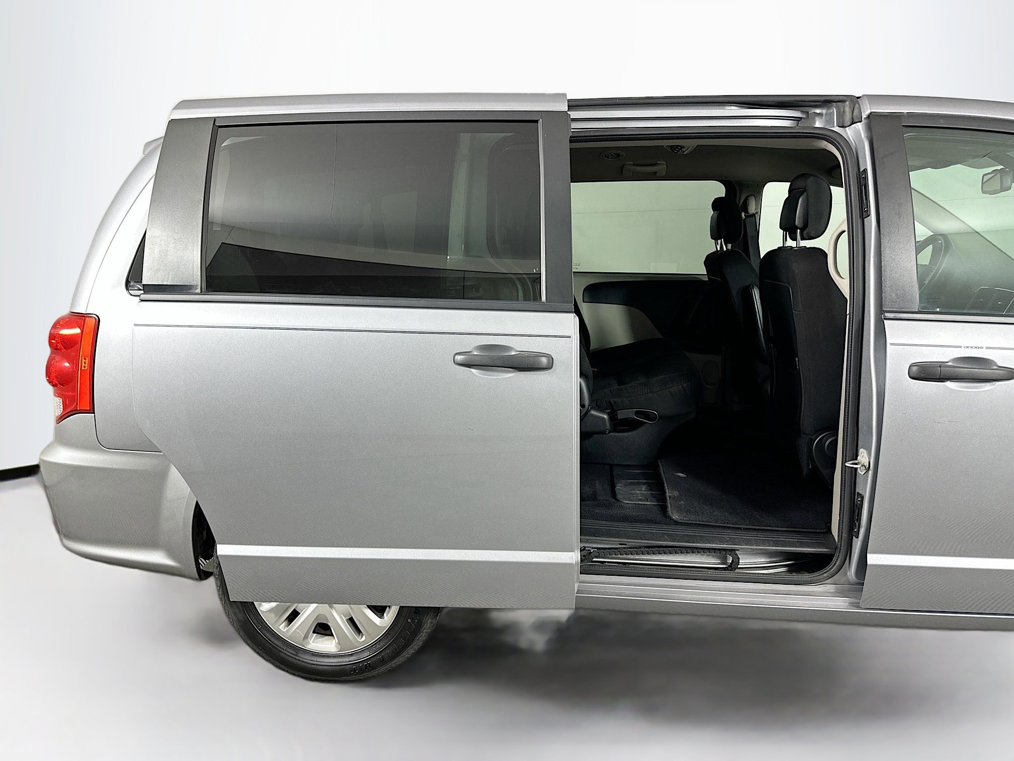 Used 2020 Dodge Grand Caravan SE w/ UConnect Hands-Free Group image 29