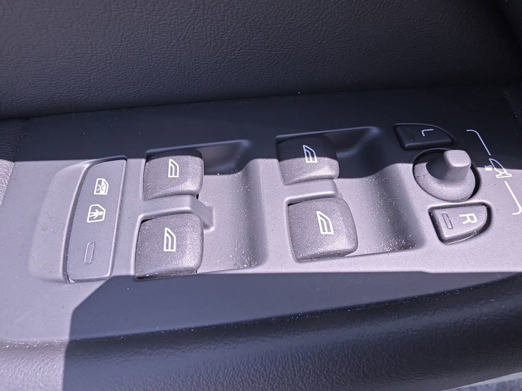 Certified 2023 Volvo XC60 T8 Plus AWD/4WD image 32