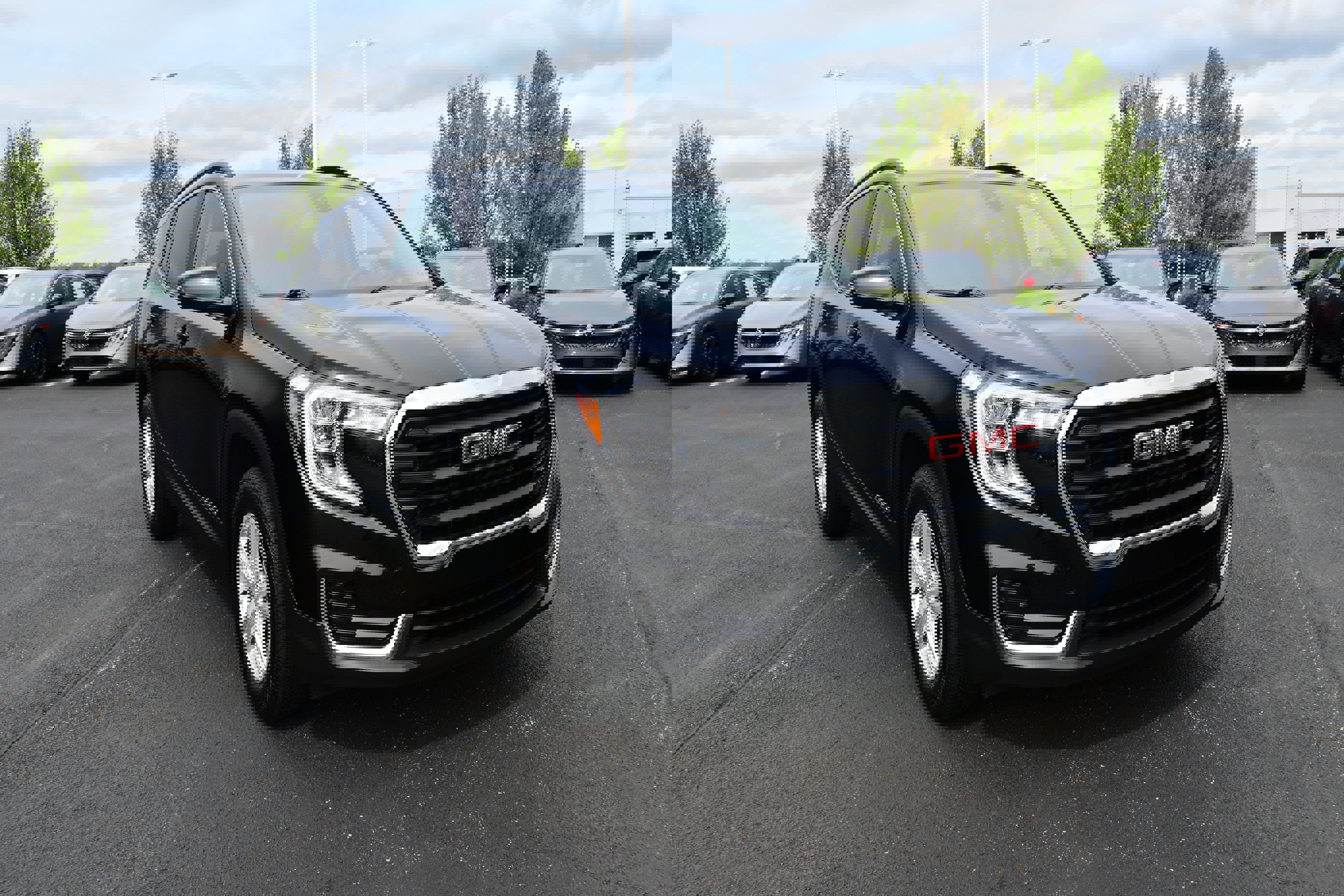 Used 2023 GMC Terrain SLE w/ Driver Convenience Package image 2