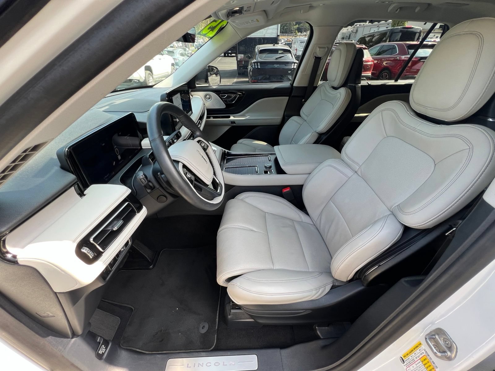 Used 2025 Lincoln Aviator Reserve w/ Equipment Group 201A AWD/4WD image 10