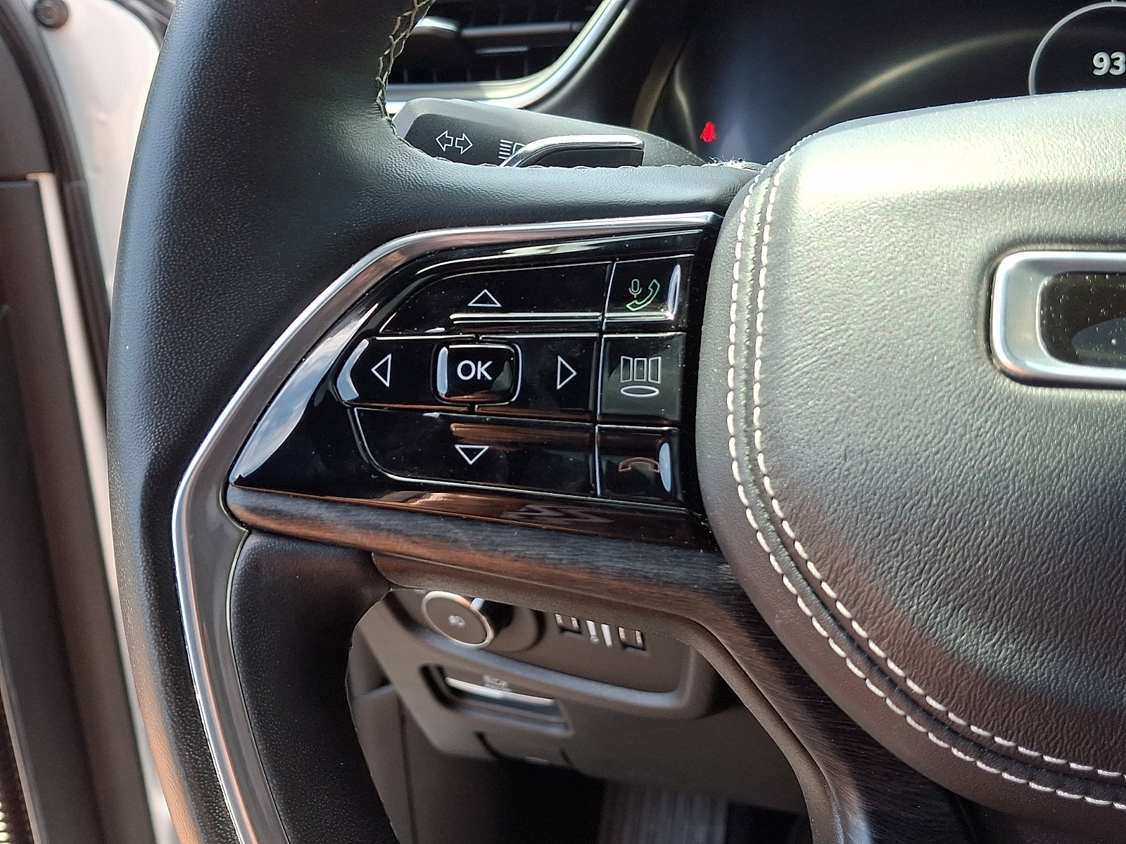 Used 2022 Jeep Grand Cherokee Overland w/ Luxury Tech Group IV AWD/4WD image 23