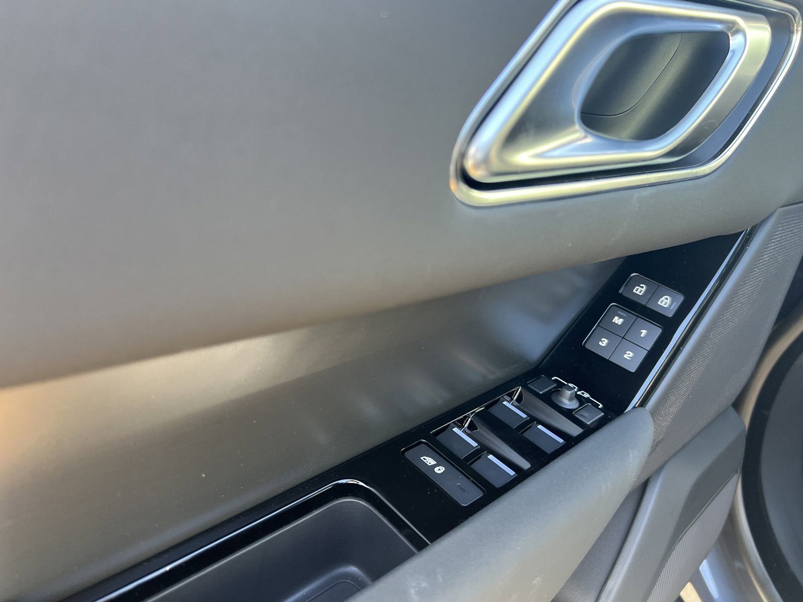 New 2025 Land Rover Range Rover Velar Dynamic SE image 25