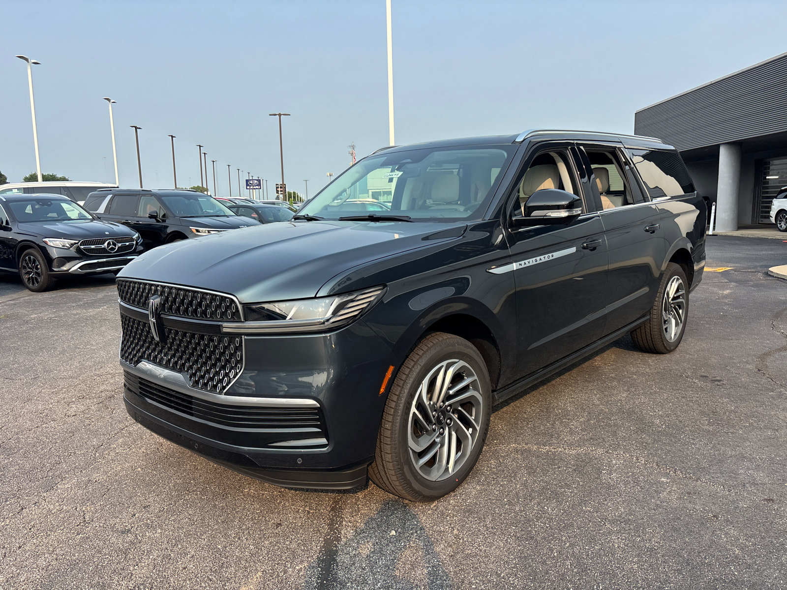 New 2026 Lincoln Navigator L Reserve AWD/4WD image 3