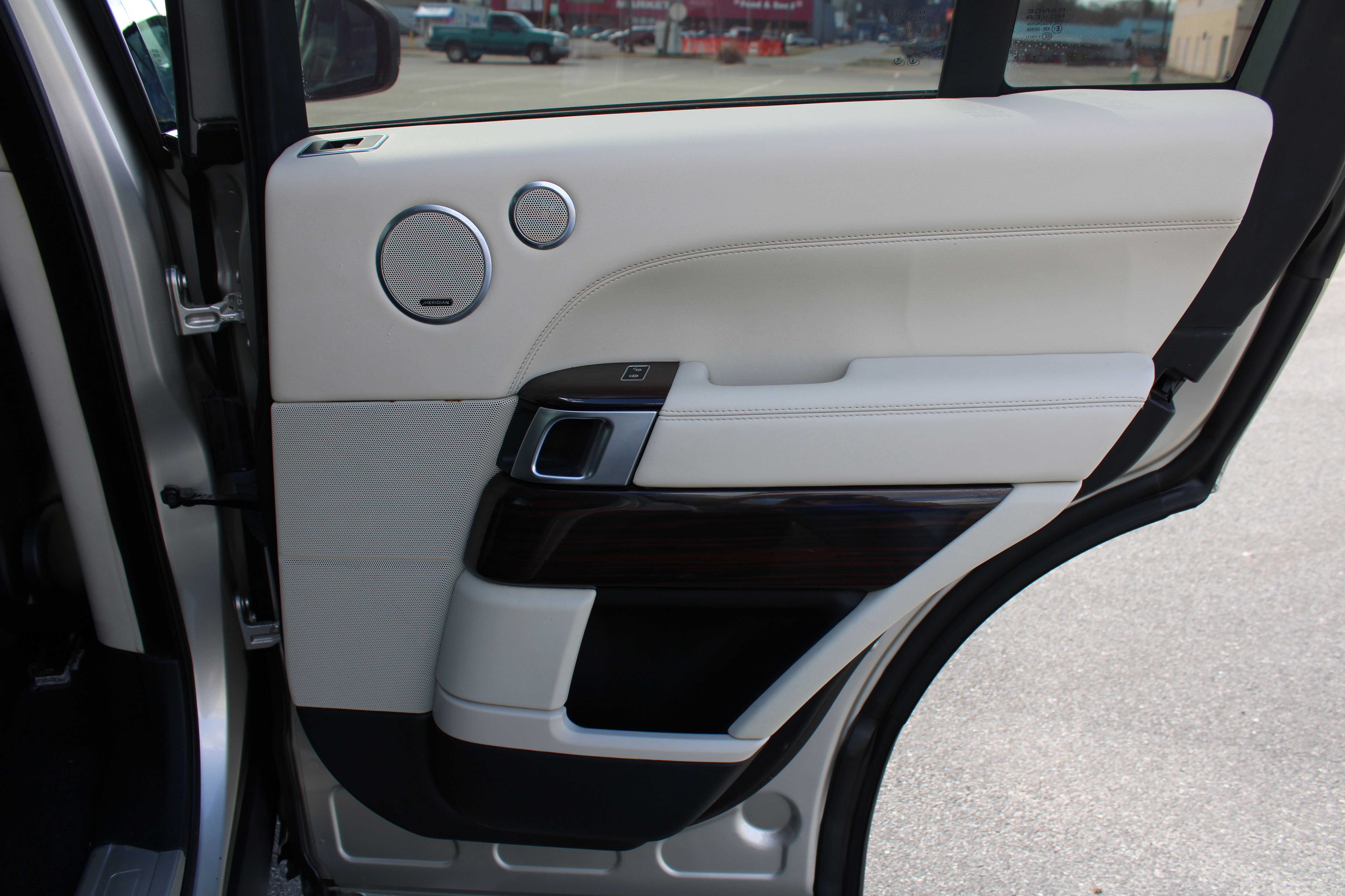 Used 2014 Land Rover Range Rover HSE image 42