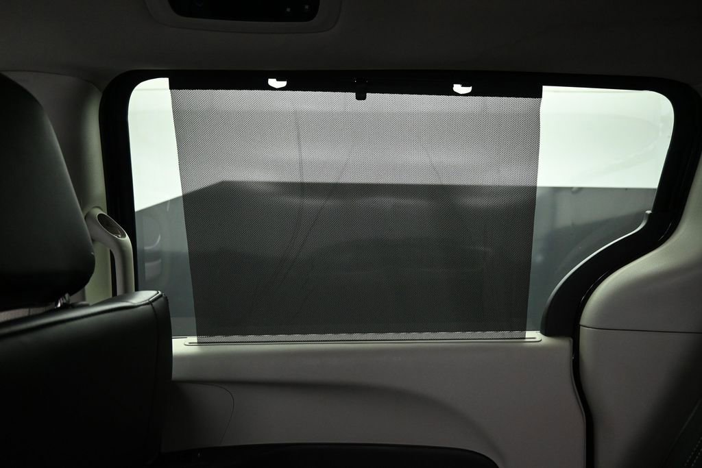 Used 2023 Chrysler Pacifica Touring-L FWD image 25