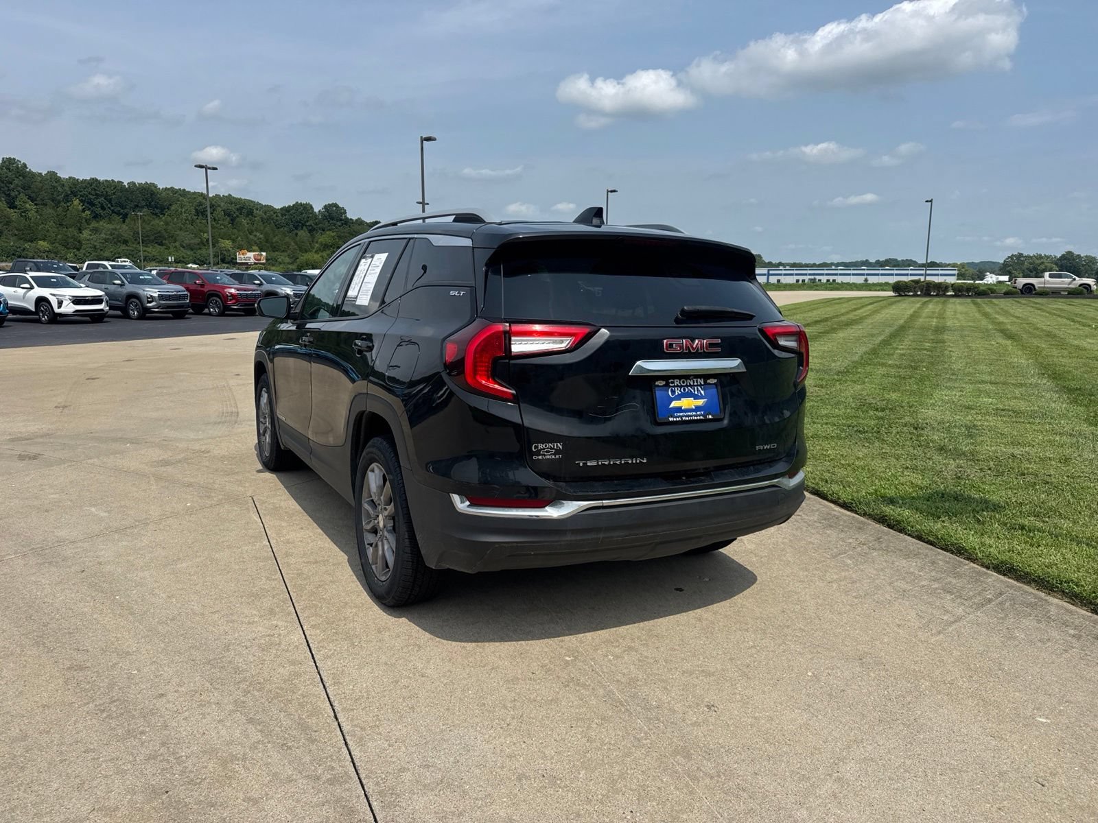 Used 2024 GMC Terrain SLT AWD/4WD image 8