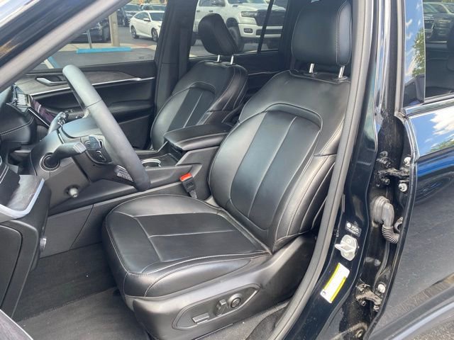 Used 2025 Jeep Grand Cherokee Limited w/ Luxury Tech Group II RWD image 15