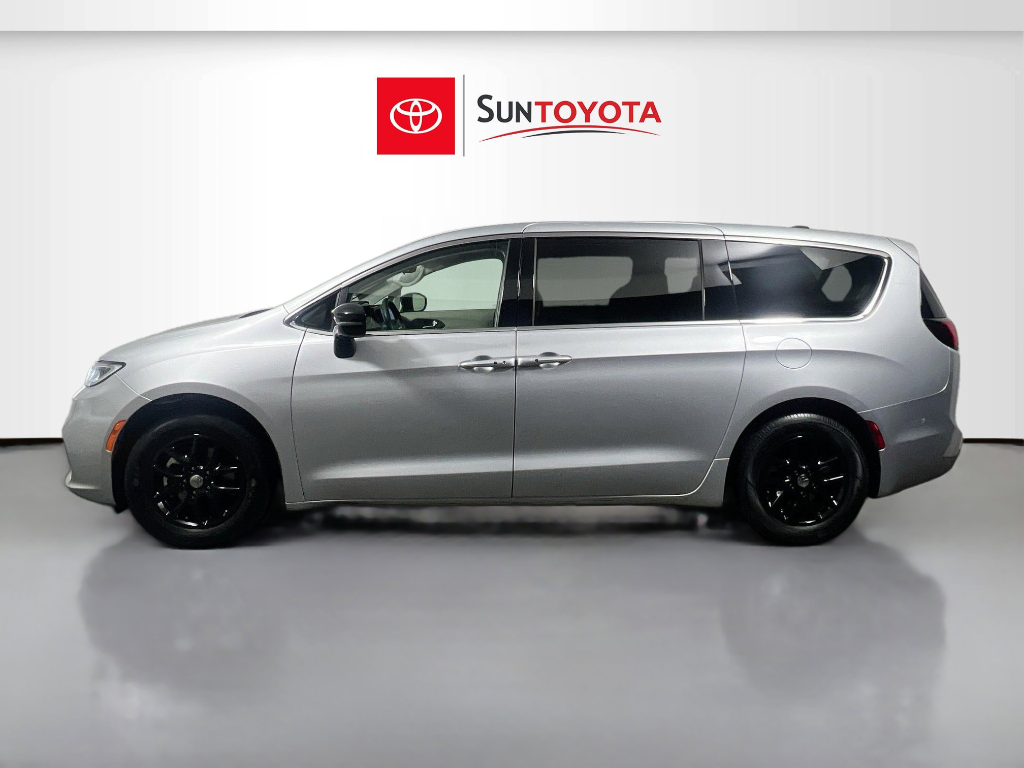 Used 2024 Chrysler Pacifica Touring-L image 7