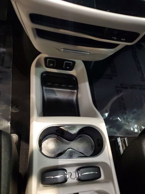 Used 2017 Chrysler Pacifica Touring FWD image 24