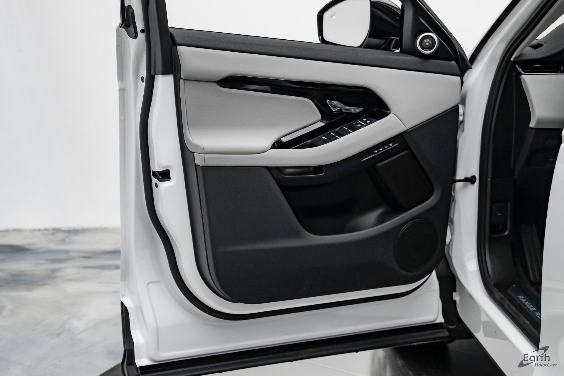 Used 2024 Land Rover Range Rover Evoque Dynamic SE image 75