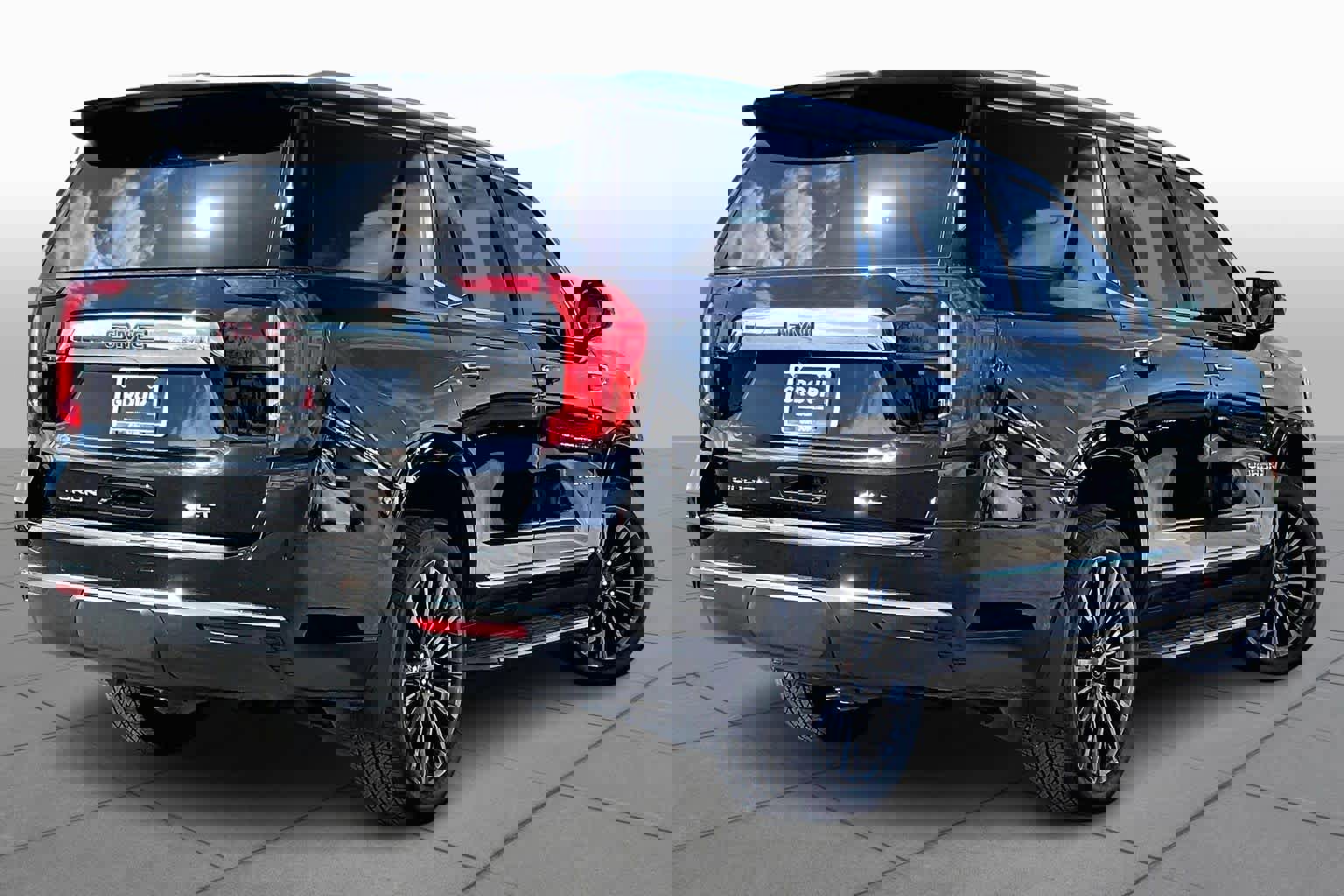 Used 2022 GMC Yukon SLT w/ SLT Premium Package image 13