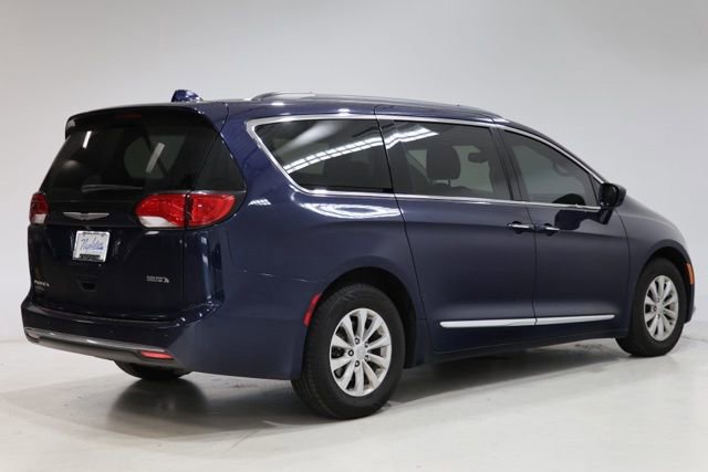 Used 2017 Chrysler Pacifica Touring-L FWD image 7