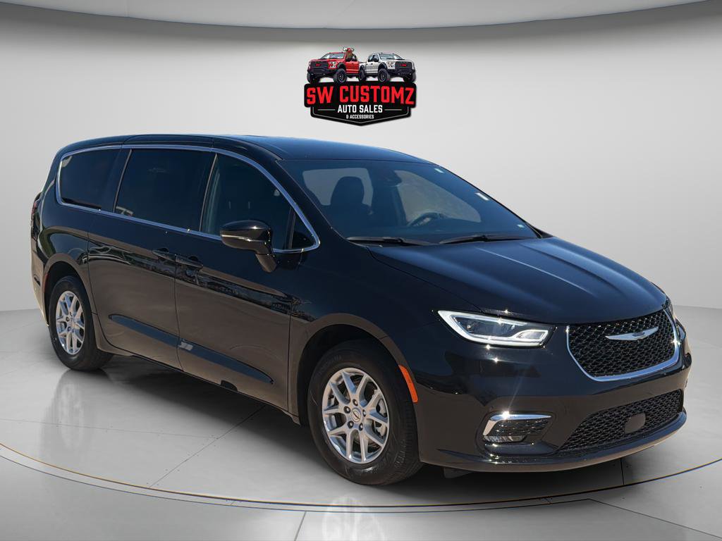 Used 2025 Chrysler Pacifica Select