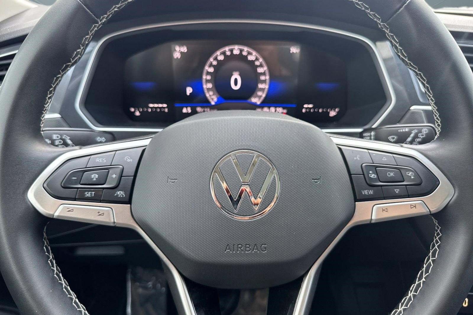 Used 2024 Volkswagen Tiguan SE w/ Panoramic Sunroof Package FWD image 18