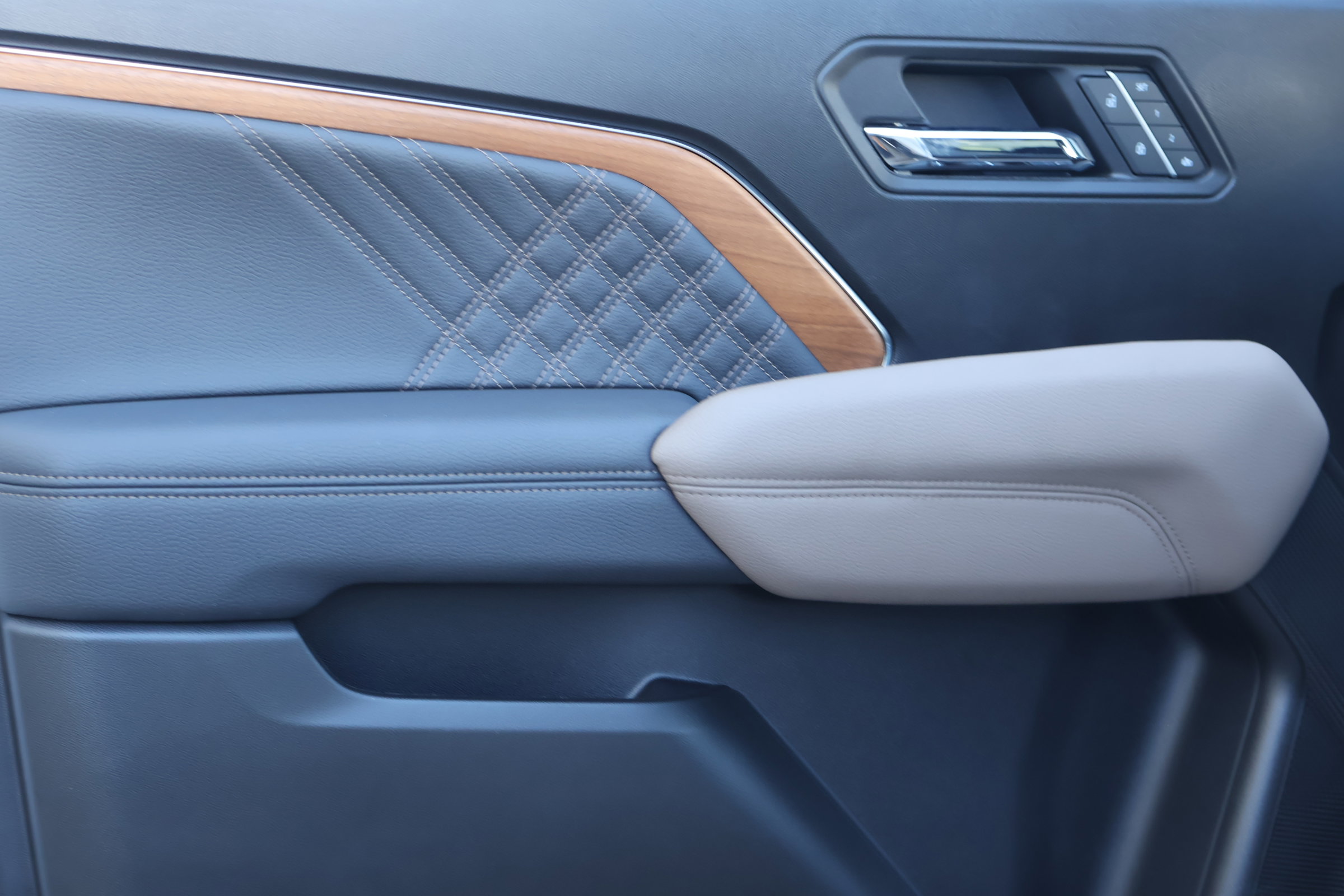 Used 2025 GMC Canyon Denali image 16