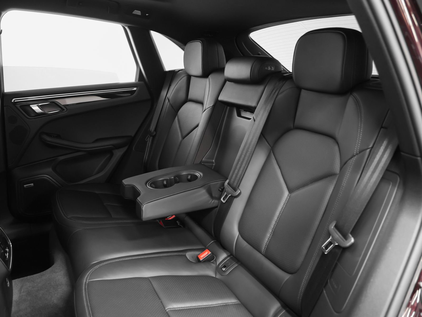 Certified 2024 Porsche Macan AWD/4WD image 38