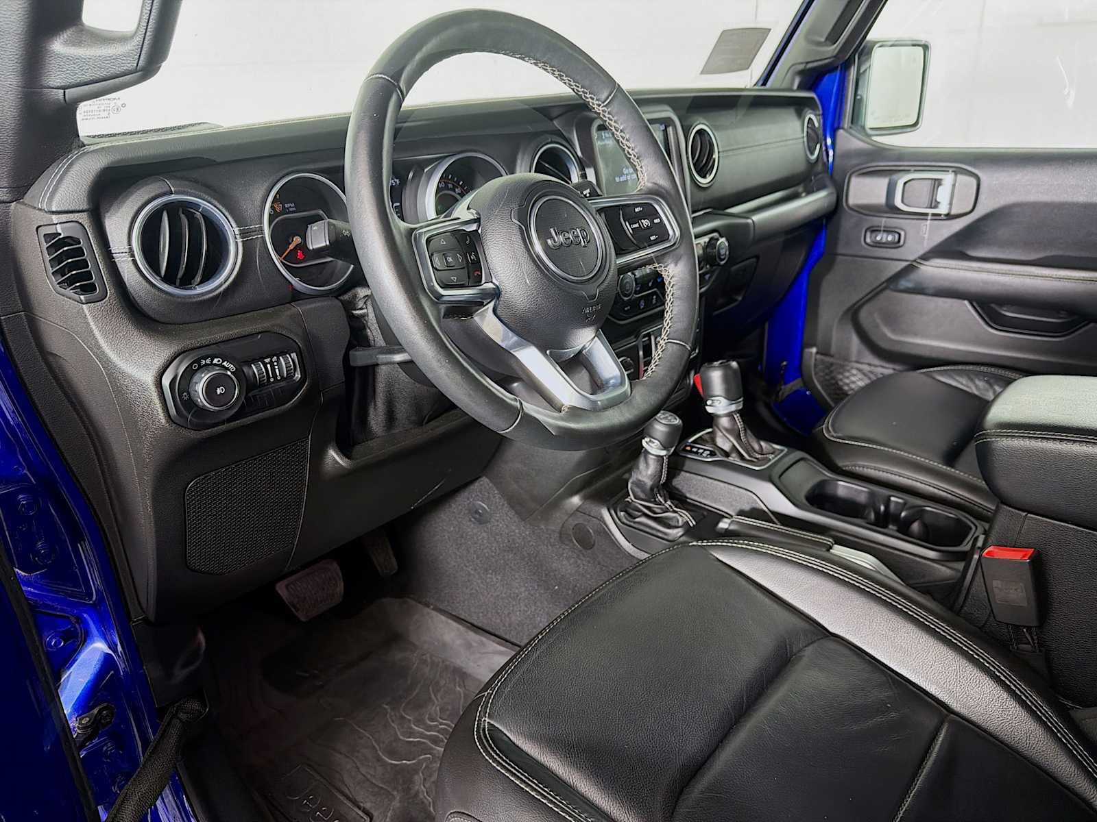 Used 2018 Jeep Wrangler Unlimited Sahara w/ Dual Top Group AWD/4WD image 9