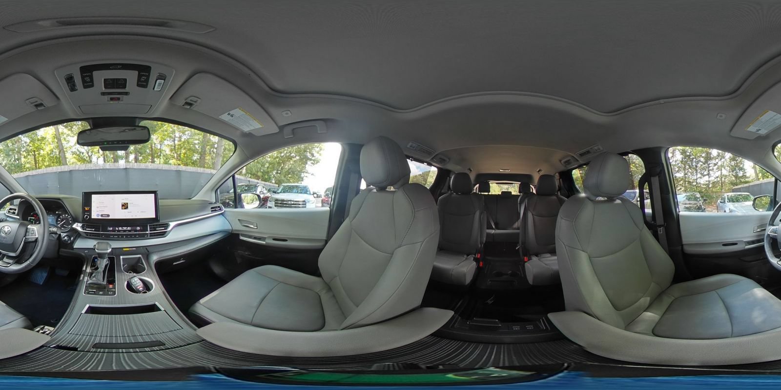 Used 2025 Toyota Sienna XLE FWD image 44