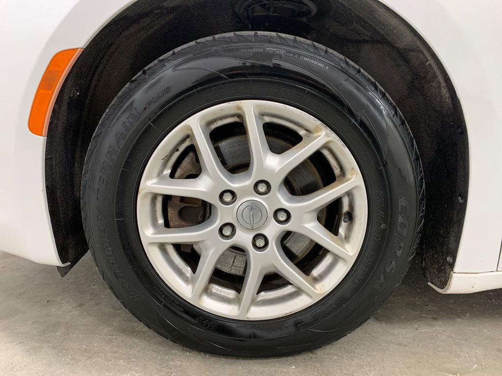 Used 2017 Chrysler Pacifica Touring video 2