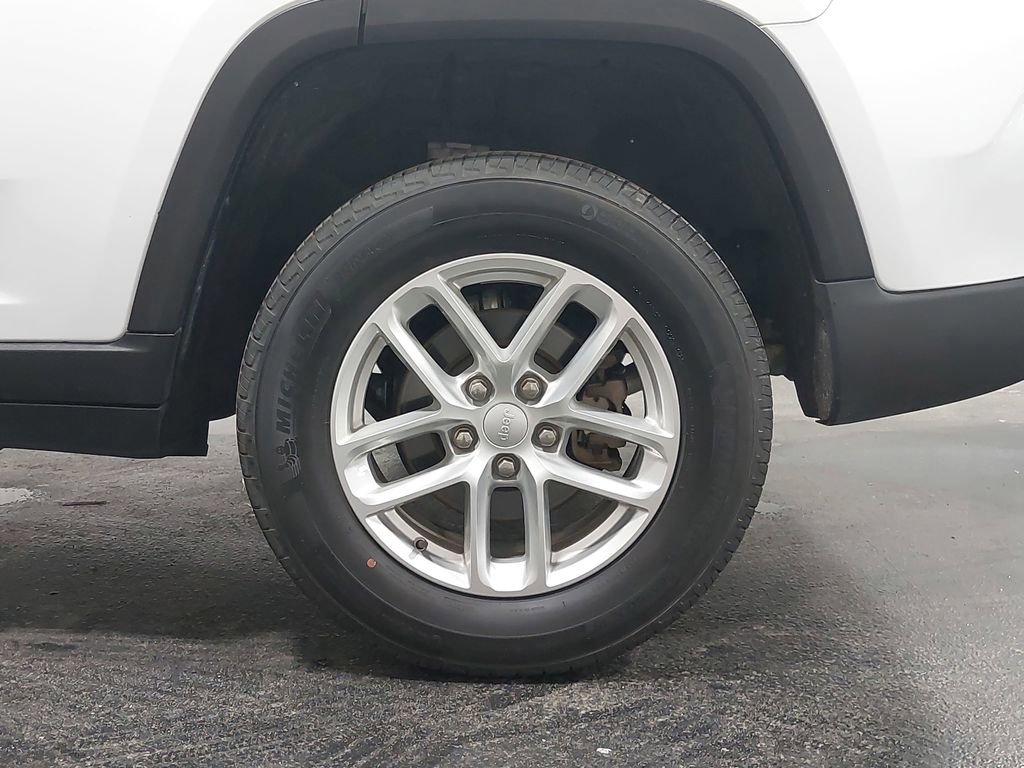 Used 2023 Jeep Grand Cherokee Laredo image 32