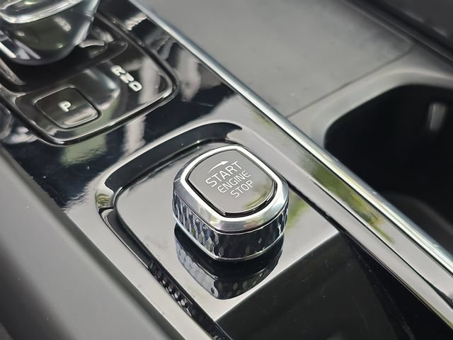 Used 2022 Volvo XC60 B5 Inscription FWD image 25