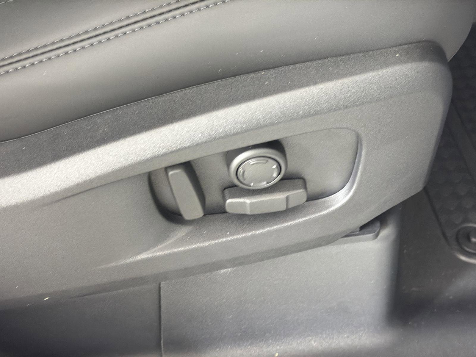 New 2026 Land Rover Defender 110 S image 34