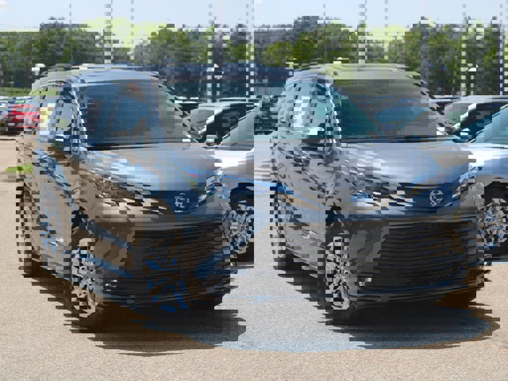 Used 2025 Toyota Sienna XLE image 21