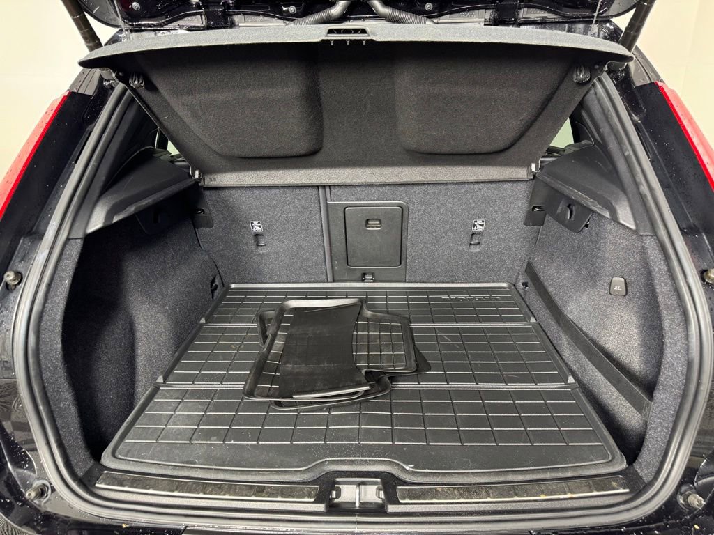 Used 2021 Volvo XC40 T5 R-Design w/ Advanced Package AWD/4WD image 9