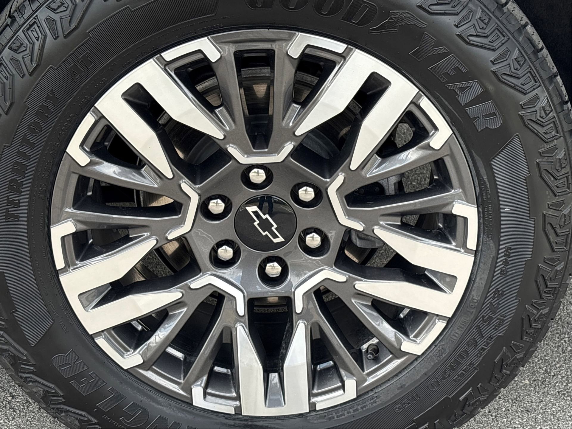 Used 2025 Chevrolet Suburban Z71 AWD/4WD image 13