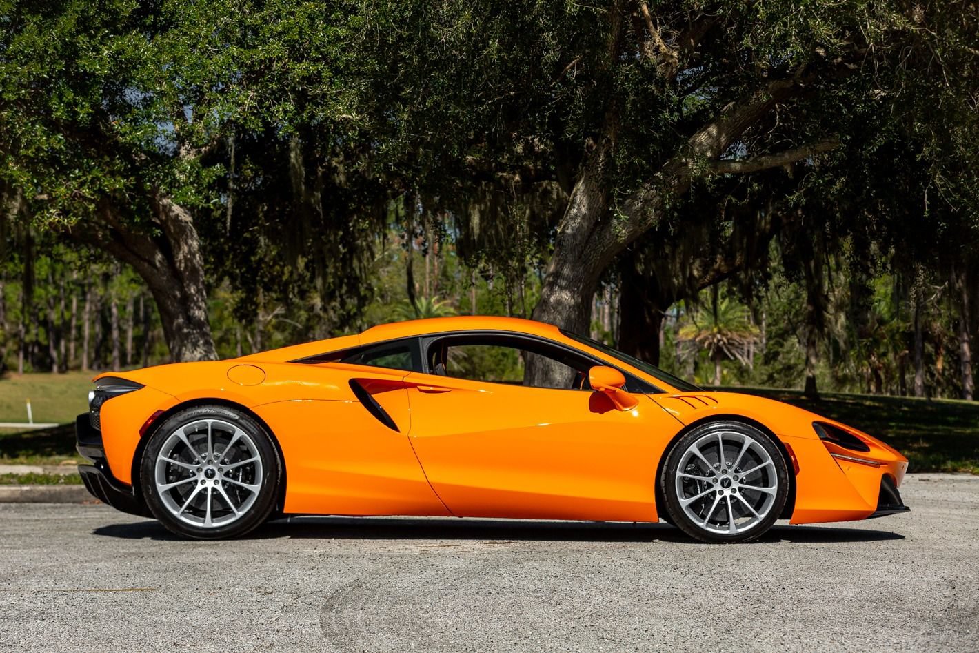 Used 2024 McLaren Artura RWD image 22