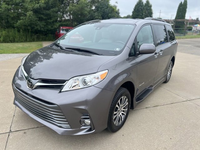 Used 2019 Toyota Sienna XLE image 2