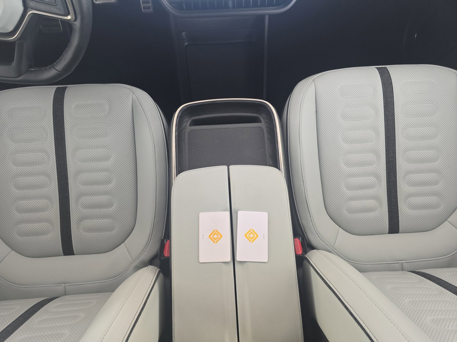 Used 2024 Rivian R1S Adventure AWD/4WD image 32