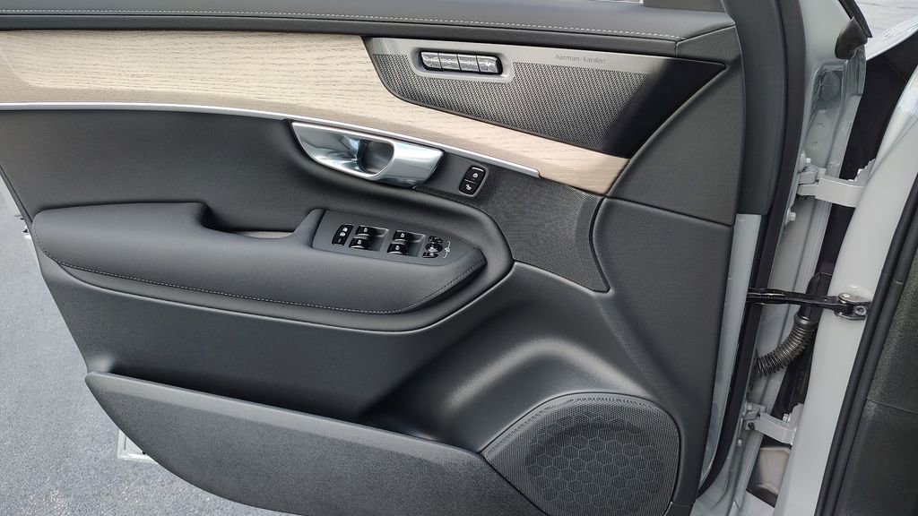 New 2026 Volvo XC90 B6 Plus image 8