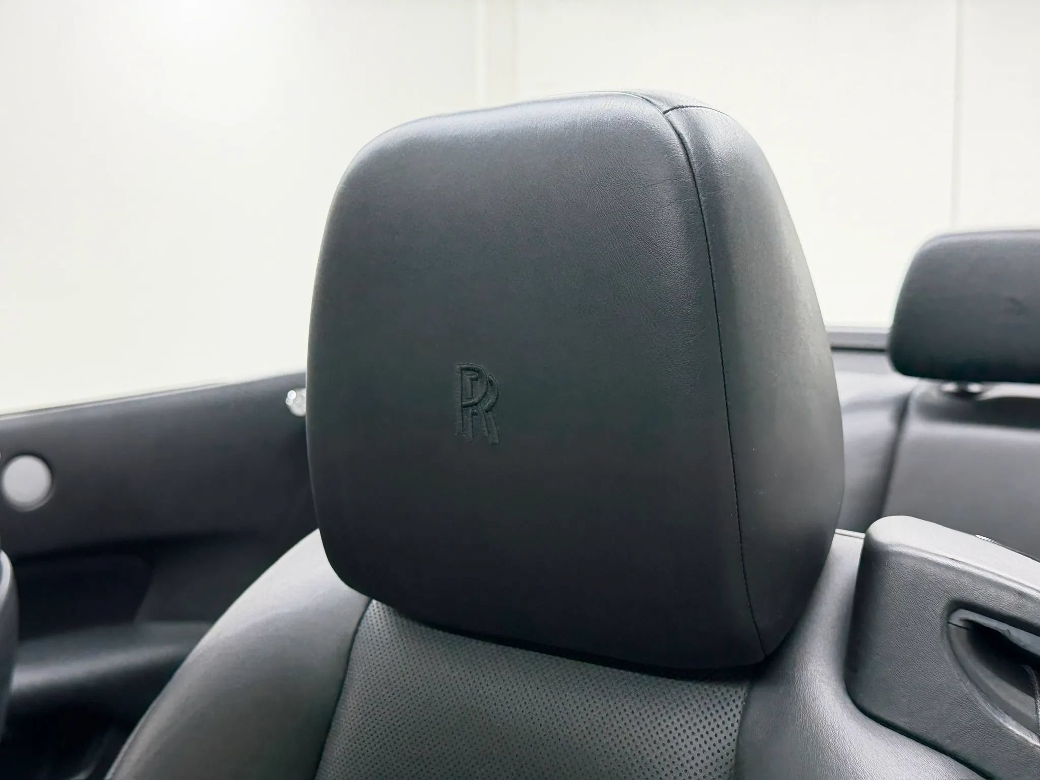 Used 2017 Rolls-Royce Dawn RWD image 77